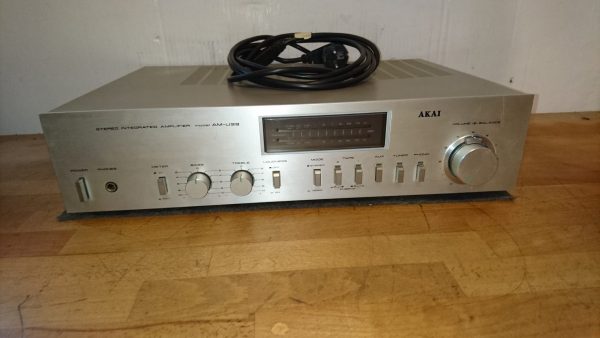 Akai AM-U33 silber